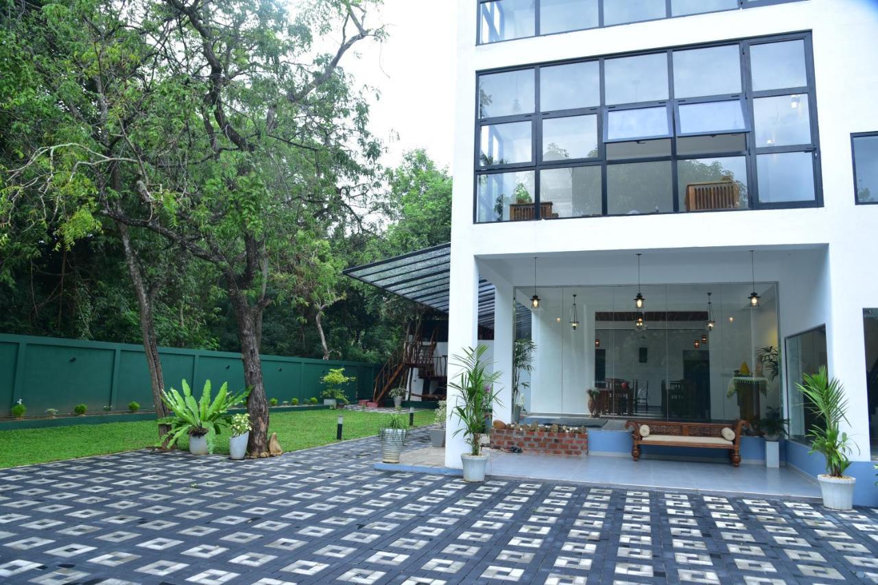 Eden Grand Hotel Dambulla Buitenkant foto
