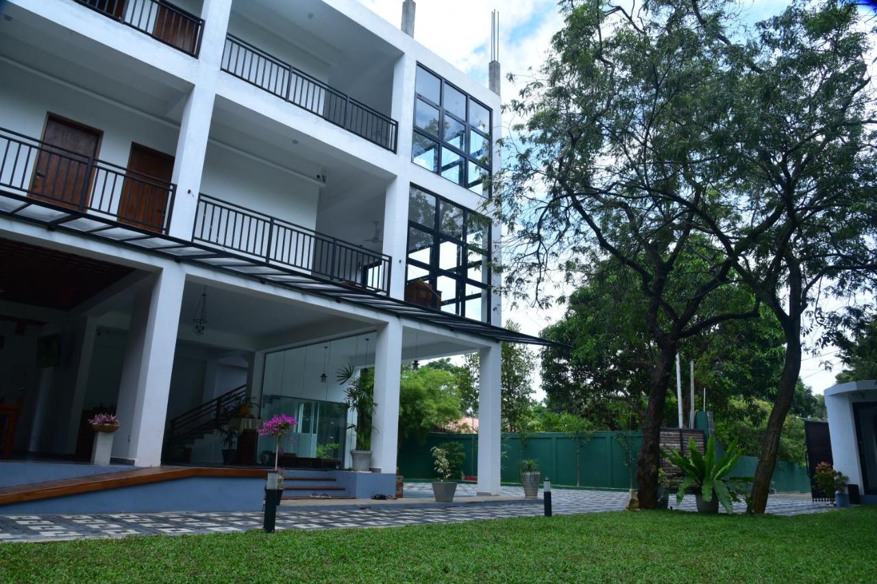 Eden Grand Hotel Dambulla Buitenkant foto