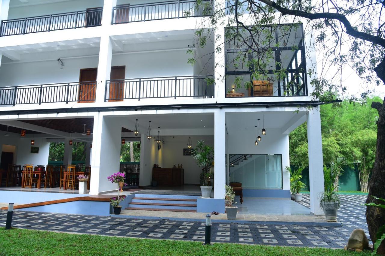 Eden Grand Hotel Dambulla Buitenkant foto