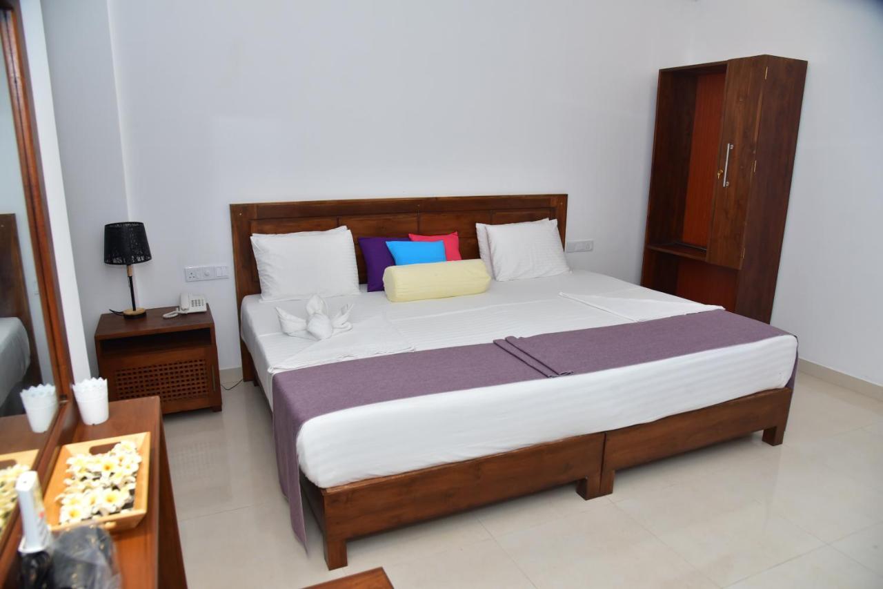 Eden Grand Hotel Dambulla Buitenkant foto