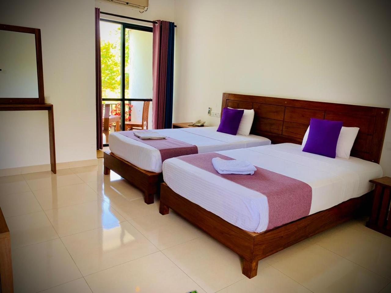 Eden Grand Hotel Dambulla Buitenkant foto